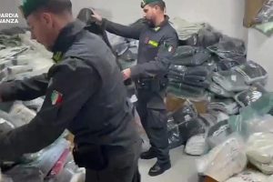 Catania, GdF smantella l'emporio del falso: 2 milioni di articoli contraffatti