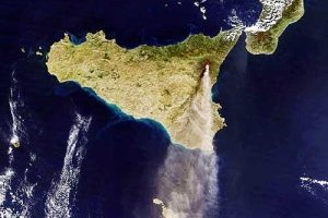 Sicilia, economia in controtendenza e politica al palo: il "magna magna" che frena la Sicilia