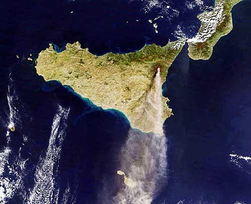 Sicilia, economia in controtendenza e politica al palo: il "magna magna" che frena la Sicilia