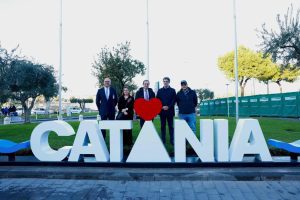 Catania accoglie i viaggiatori con un nuovo simbolo in aeroporto