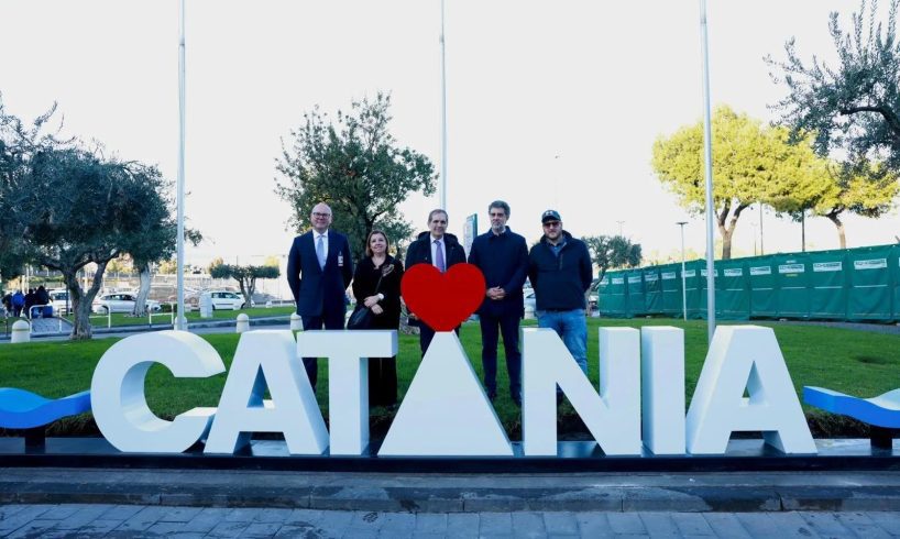 Catania accoglie i viaggiatori con un nuovo simbolo in aeroporto