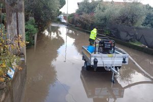 Belpasso, volontari in azione per prosciugare un "lago" di 150 metri a Villaggio Palazzolo