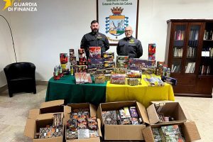 Fuochi illegali a Paternò e Mascalucia, sequestrati 200 kg di materiale in due negozi
