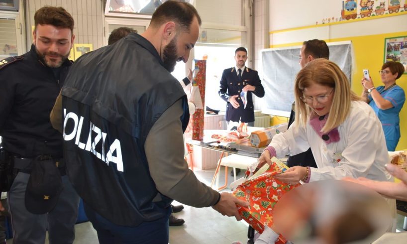 Polizia in corsia a Caltagirone: doni e sorrisi per i bambini ricoverati
