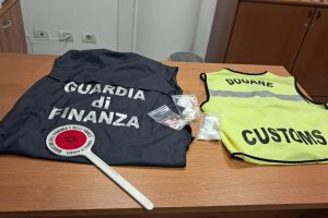 Catania, busta negli slip del passeggero da Londra: scacco al narcotraffico all'aeroporto