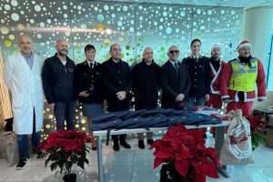 Catania, Natale in corsia: la Polizia porta i doni ai bambini del reparto di oncoematologia pediatrica