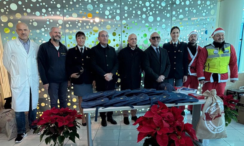 Catania, Natale in corsia: la Polizia porta i doni ai bambini del reparto di oncoematologia pediatrica