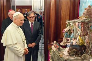 La Russa augura Buon Natale con una foto accanto al presepe del Papa in Senato