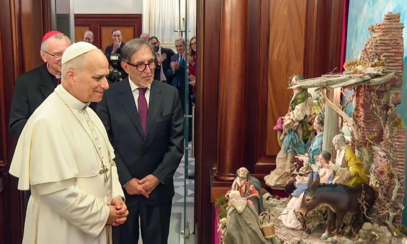 La Russa augura Buon Natale con una foto accanto al presepe del Papa in Senato