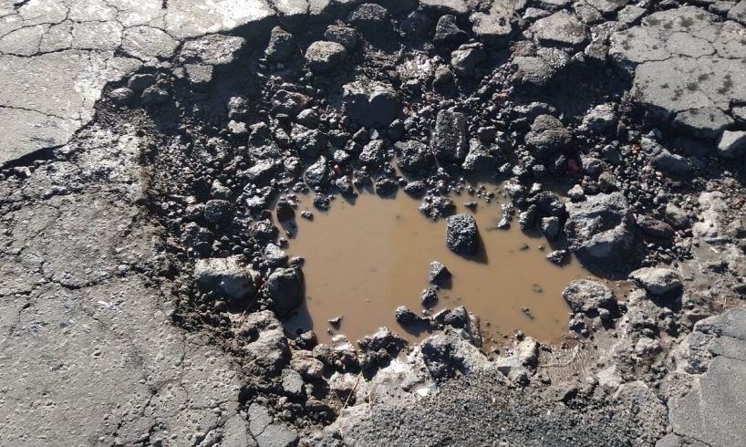 Paternò, l'asfalto che non c'è: strade trasformate in trappole, cittadini nel baratro e Comune travolto dalle sentenze