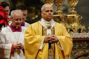 «Cadere in ginocchio davanti all'altro»: la pace nasce dal silenzio dell'ascolto. Il messaggio di Natale di Leone XIV