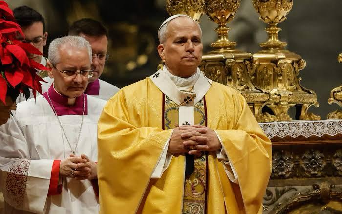 «Cadere in ginocchio davanti all'altro»: la pace nasce dal silenzio dell'ascolto. Il messaggio di Natale di Leone XIV