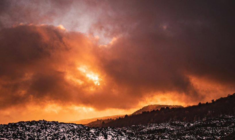 Il dono di fuoco dell'Etna: il vulcano si risveglia a Natale