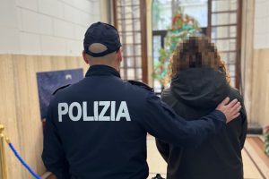 Catania, Polizia salva donna picchiata dal marito in astinenza: lui arrestato, lei al pronto soccorso
