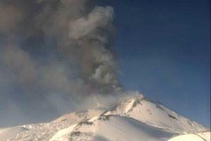 Nuovo picco dell'Etna: una fontana di lava di 400 metri illumina il cielo
