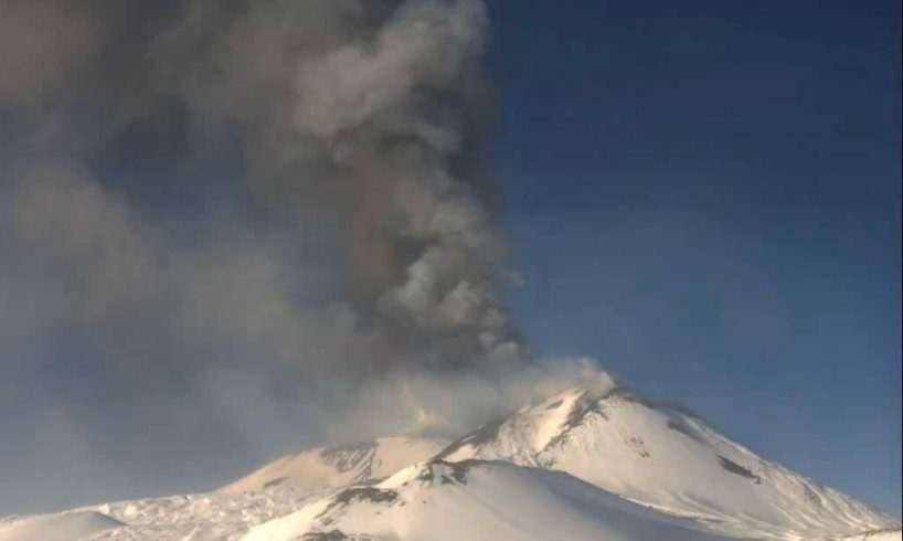 Nuovo picco dell'Etna: una fontana di lava di 400 metri illumina il cielo