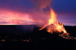 Etna, il gigante si risveglia: spettacolo di fuoco e lava cattura media e turisti