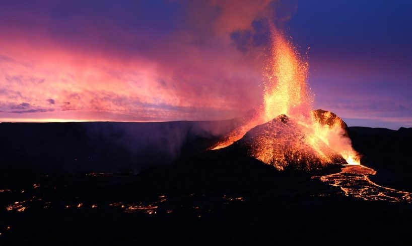 Etna, il gigante si risveglia: spettacolo di fuoco e lava cattura media e turisti
