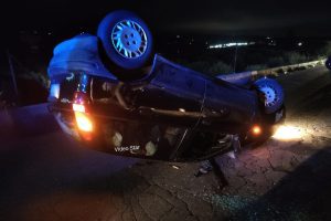 Biancavilla, un furto finisce “a testa in giù”: l’auto rubata si ribalta, ladro in fuga