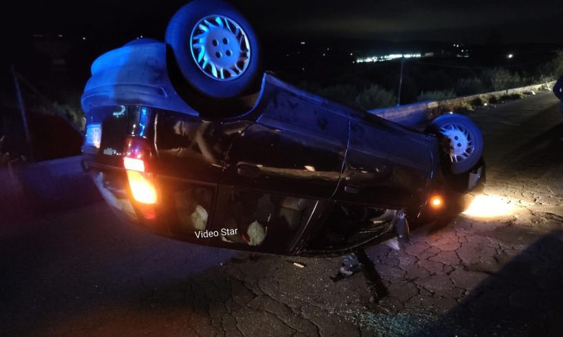 Biancavilla, un furto finisce “a testa in giù”: l’auto rubata si ribalta, ladro in fuga