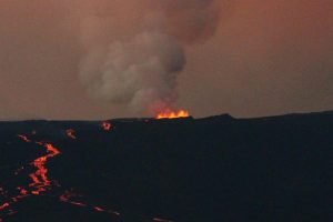 Etna, l'attività si concentra alla Voragine: sbuffi di cenere e quiete a Nord-Est