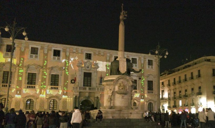 Catania, il Duomo in videomapping: la pietra racconta Eliodoro e il Liotru per un Natale incantato (VIDEO)