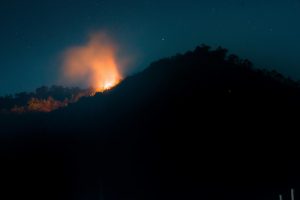Etna, nuova colata: la lava scende verso quota 1.580 metri, monitorata dall'Ingv