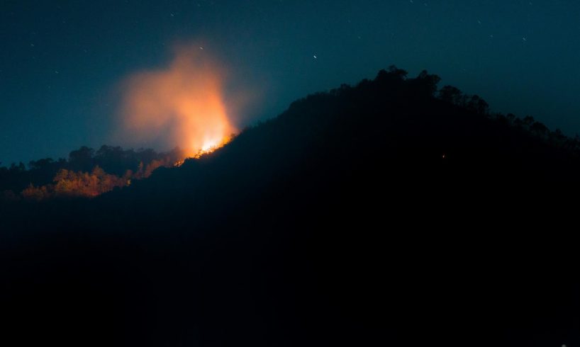 Etna, nuova colata: la lava scende verso quota 1.580 metri, monitorata dall'Ingv