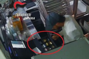 Gravina di Catania, due giovani di Floridia denunciati per l’assalto alla pompa di benzina (VIDEO)