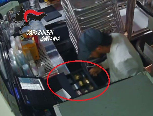 Gravina di Catania, due giovani di Floridia denunciati per l’assalto alla pompa di benzina (VIDEO)