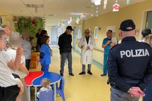 Biancavilla, la Polizia porta la Befana in Pediatria: doni e sorrisi per i piccoli degenti