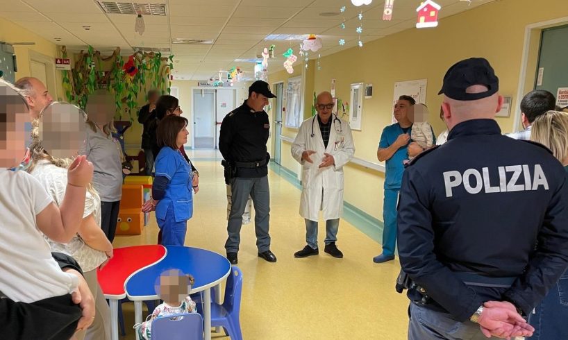 Biancavilla, la Polizia porta la Befana in Pediatria: doni e sorrisi per i piccoli degenti