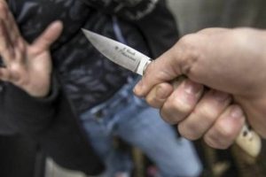 Paternò, aggressione con coltello in famiglia: padre di 71 anni denunciato per lesioni al figlio