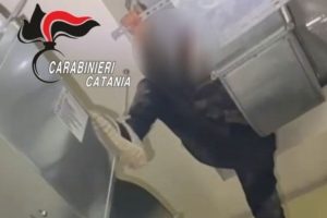 Catania, 53enne evade dai domiciliari e tenta furto in ristorante: bloccato dopo una fuga sui tetti (VIDEO)