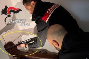 Acireale, 59enne spara all'altoparlante del vicino per il rumore eccessivo: scoperto arsenale in casa