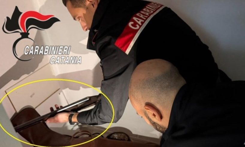 Acireale, 59enne spara all'altoparlante del vicino per il rumore eccessivo: scoperto arsenale in casa