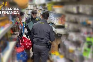 Giocattoli e prodotti per la casa senza etichette: maxi-sequestro in sei negozi di Adrano, Biancavilla e Paternò
