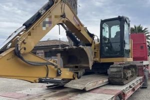 Catania, colpo all'Eurospin di Nesima: i ladri usano un escavatore per portare via la cassaforte