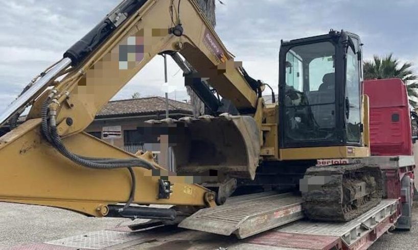 Catania, colpo all'Eurospin di Nesima: i ladri usano un escavatore per portare via la cassaforte