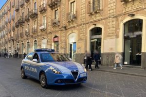 Catania, tentano di rubare profumi in un negozio di via Etnea e aggrediscono la sicurezza: due arresti