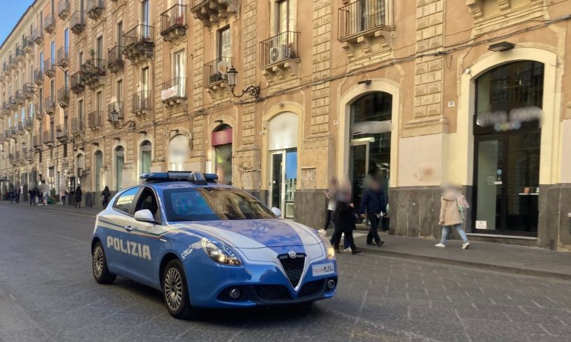 Catania, tentano di rubare profumi in un negozio di via Etnea e aggrediscono la sicurezza: due arresti