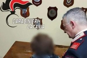 Acireale, 40enne già ammonito aggredisce di nuovo i genitori: scatta l'arresto