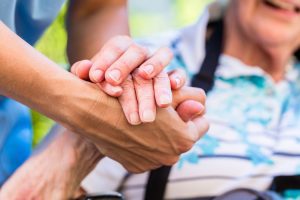 Ddl caregiver in Consiglio dei ministri: contributo fino a 400 euro e tutele per chi assiste i familiari