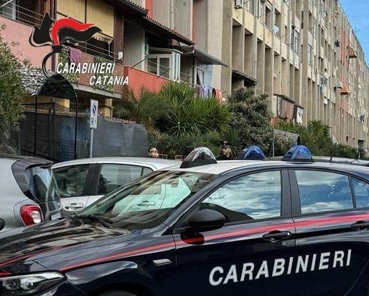Catania, madre denuncia il furto dell'auto: ma era il figlio a usarla per lo spaccio. Denunciati