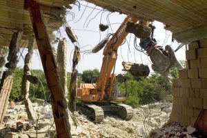 Catania, nell’Oasi del Simeto demolito immobile abusivo: eredi eseguono la sentenza