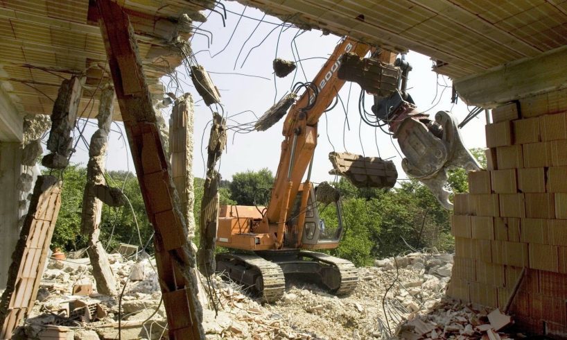 Catania, nell’Oasi del Simeto demolito immobile abusivo: eredi eseguono la sentenza