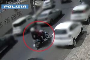 Catania, la rapina al commerciante veneto: le telecamere smascherano i due presunti ladri di oro (VIDEO)