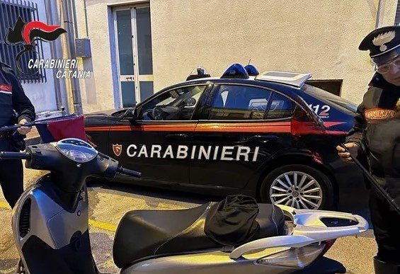 Paternò, fugge con scooter "taroccato": denunciato 18enne