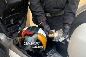 Pusher minorenni beccati a Catania con 17 grammi di droga "Lemon"