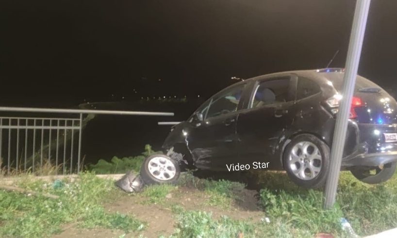 Adrano, incidente notturno al Belvedere: auto finisce in bilico dopo la ringhiera